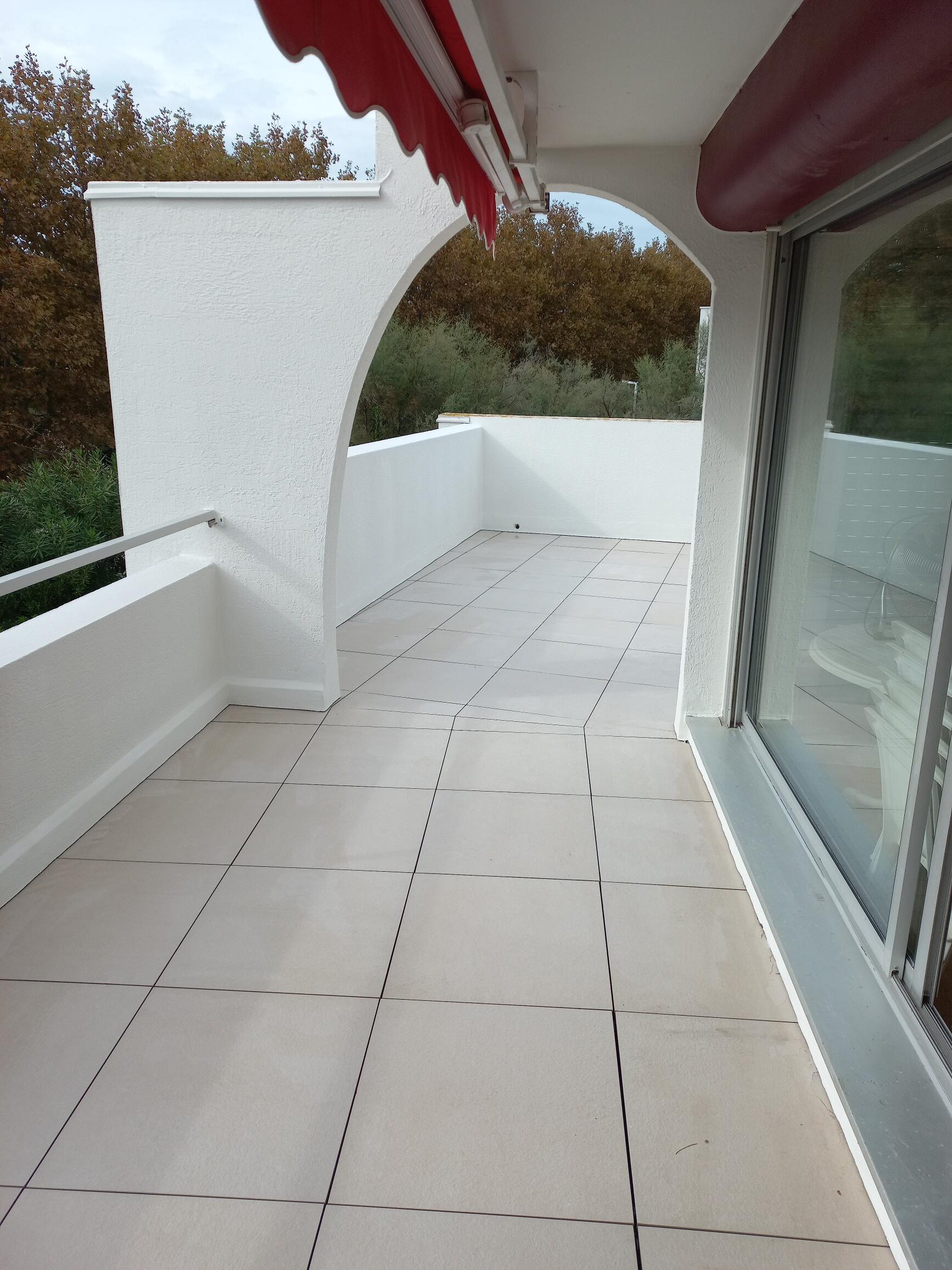 Réfection terrasse accessible avec dalles sur plots et finition peinture